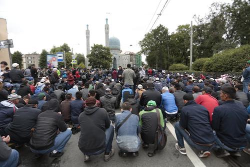 Мусульмане Петербурга отмечают Курбан-байрам у Соборной мечети