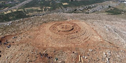 4000-летнее каменное здание обнаружено на вершине критского холма