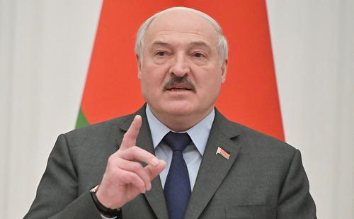 Президент Республики Беларусь Александр Лукашенко: «Шаг влево, шаг вправо — к стенке поставим!»