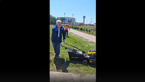 Мэр города Саки в восторге от американской газонокосилки