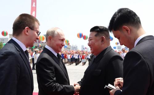 Путин подарил Ким Чен Ыну еще один Aurus, адмиральский кортик и чайный сервиз