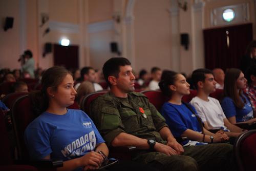 Молодогвардейцы Краснодара помогли организовать встречу с писателем