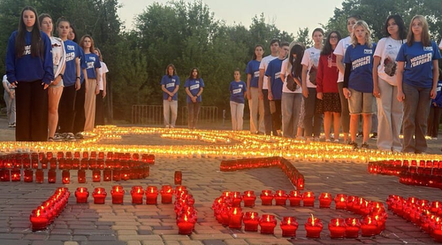 В Луганске зажгли тысячи свечей в честь Дня памяти и скорби