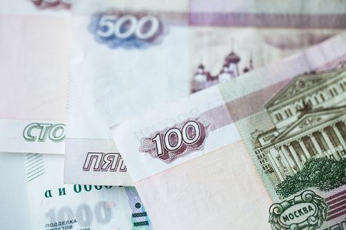 Средняя зарплата петербуржцев превысила 100 тысяч рублей