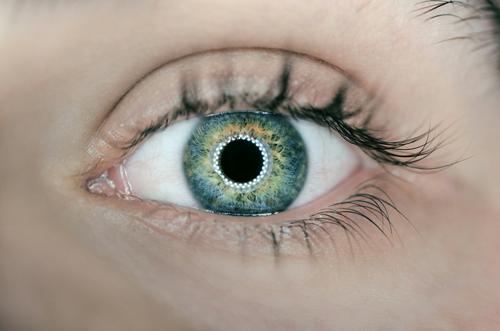 Темные круги под глазами могут появиться из-за неправильного ухода