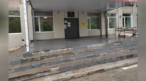 В Хабаровске прокуратура проверила гимназию №4 из-за жалоб на состояние крыльца