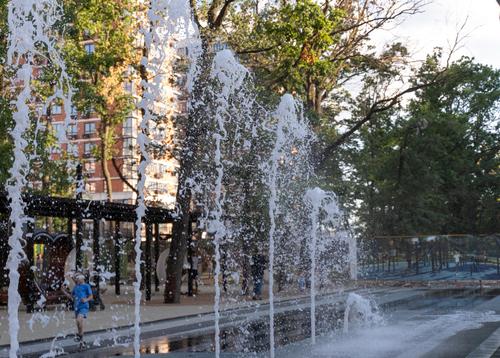 В Краснодаре запустили пешеходный фонтан