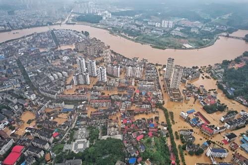 240 000 человек эвакуированы из-за ливней в Китае