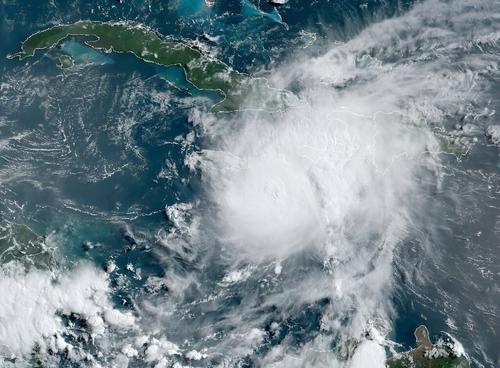 Ураган Берилл движется в сторону Мексики после удара по Ямайке