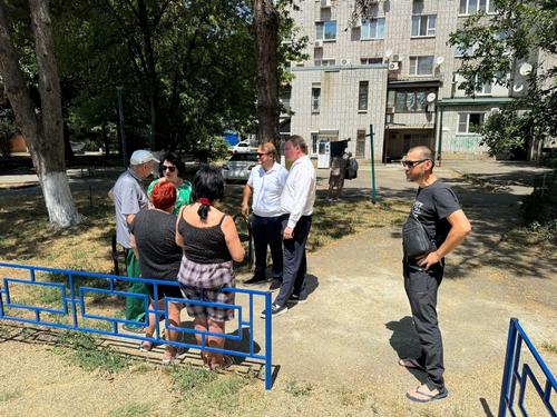 Депутаты ЗСК проверили установку детского игрового оборудования