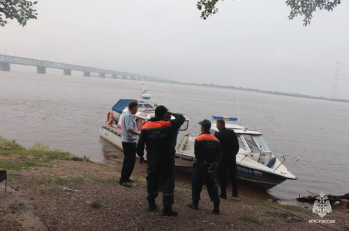 В Хабаровске продолжают поиски трех человек, пропавших при опрокидывании катера