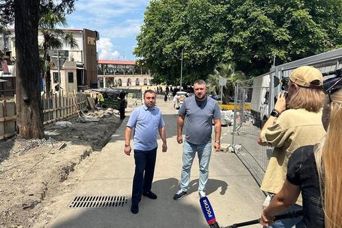 Депутат ЗСК Арменак Тозлян инициировал ремонт пешеходной зоны у храма в Сочи