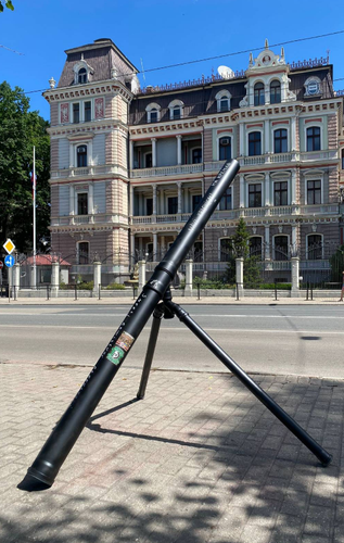 У Посольства России в Риге появилась пушка