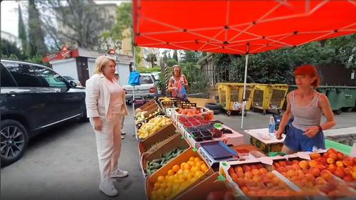 Мэра Ялты не смутила продажа фруктов по соседству с мусорками