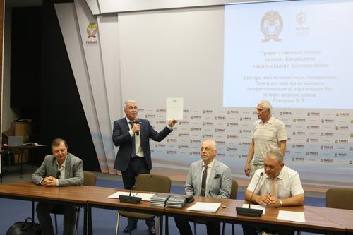Депутат Госдумы Эдуард Кузнецов поздравил выпускников РАНХиГС