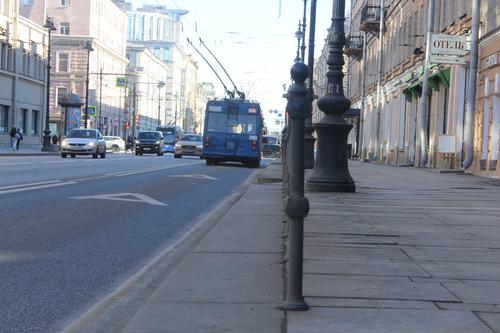 Петербуржцы жалуются на грязные и пыльные улицы в городе 