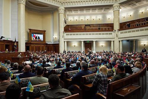 NYT: невозможность переизбрать депутатов вызывает в Верховной раде Украины хаос