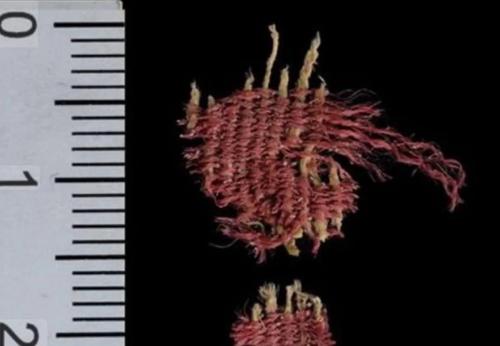 В Пещере черепов в Израиле обнаружена самая древняя окрашенная ткань