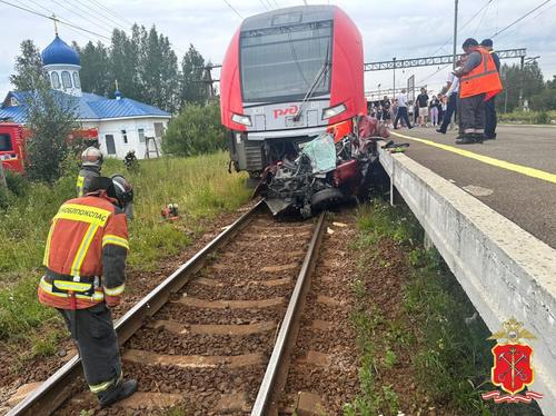 Четыре человека погибли на железнодорожном переезде в Гатчинском районе