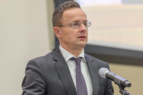 Глава МИД Венгрии выступил за участие РФ во втором раунде конференции по Украине