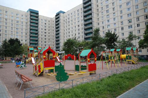 Петербуржцы жалуются на песок на детских площадках