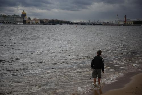 МЧС предупреждает петербуржцев о ливнях и грозах в воскресенье