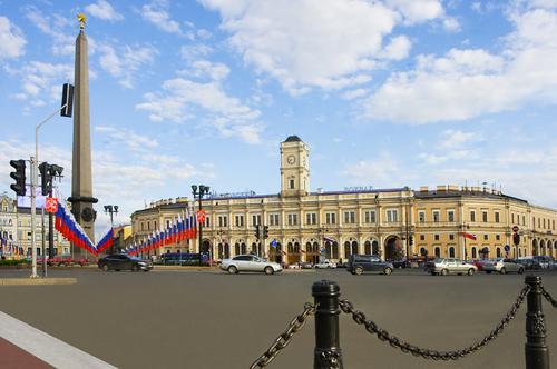 Петербуржцы негодуют из-за отсутствия скамеек у Московского вокзала