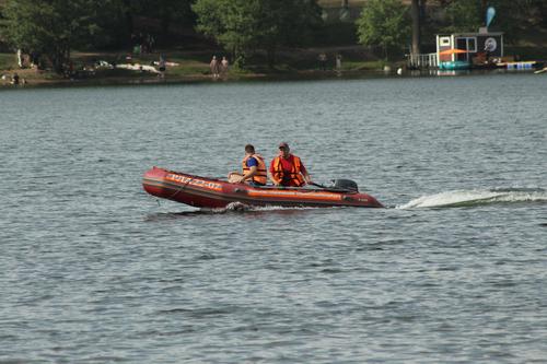 Сотрудники МЧС вытащили тело утонувшего мужчины с Ферменского озера