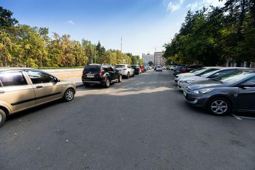 Челябинцев попросили не парковаться под деревьями