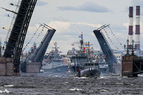 Путин утвердил организацию парада и салюта в День ВМФ в Петербурге