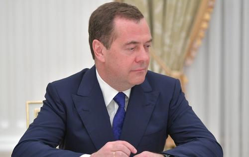 Медведев назвал «безмозглых» политиков США, контролирующих ЯО, угрозой для РФ