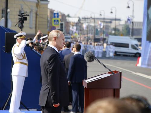 Владимир Путин открыл памятник адмиралу Ушакову на площади Труда
