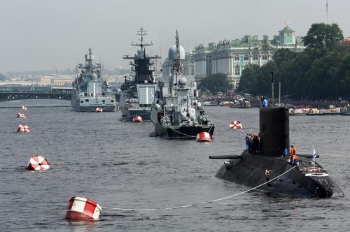 Самолет-шпион пролетел рядом с Петербургом во время парада в честь Дня ВМФ