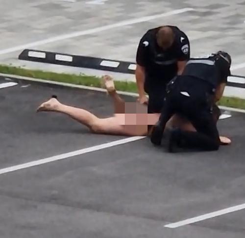 Полицейские Латвии еле справились с голым мужчиной