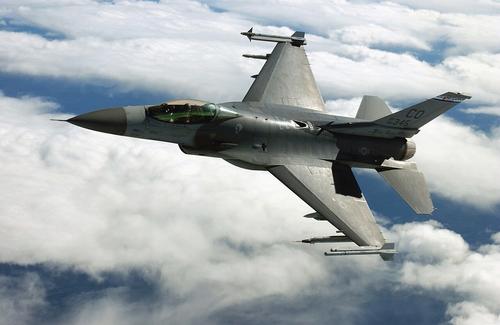 Bloomberg: в Украину прибыла первая партия истребителей F-16