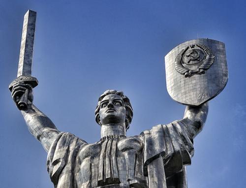Монумент «Родина-мать» в Киеве после замены герба СССР на трезубец начал ржаветь