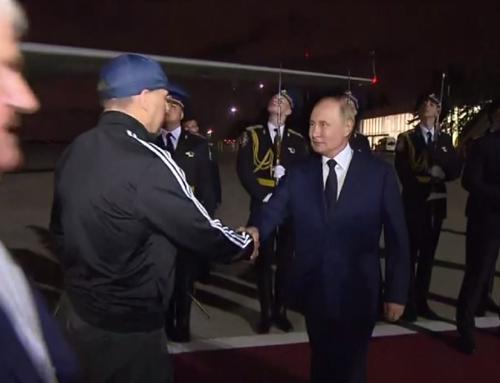 Путин встретил у трапа россиян, вернувшихся в РФ в результате обмена заключенных
