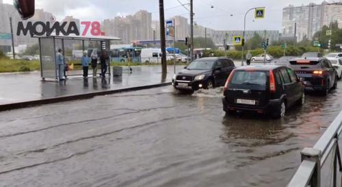 Ливень и град парализовали движение в Невском районе Петербурга 