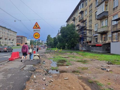 Вокруг станции метро «Лесная» в Петербурге валяются кучи мусора 