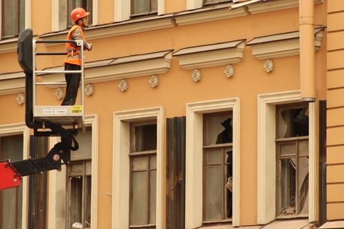 Рабочие ликвидируют последствия обрушения дома на Большой Зелениной улице