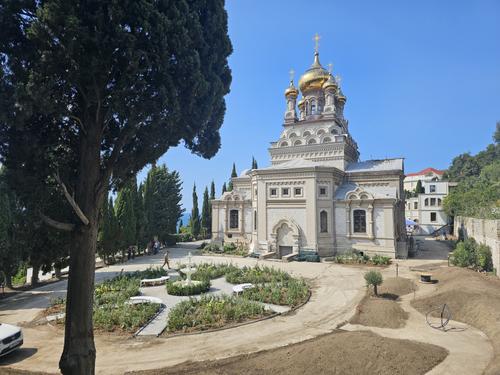 Сбер помог реконструировать территорию исторического храма в Алупке