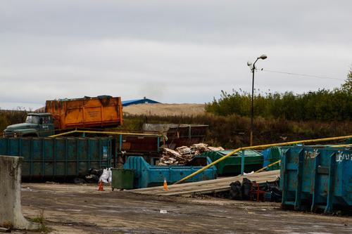 Жительница Любани на прямой линии пожаловалась губернатору на горы мусора