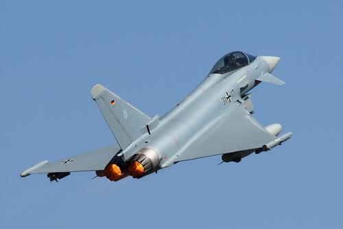 Германия отрабатывает приземление своих истребителей Eurofighter в 180 км от границы с Россией