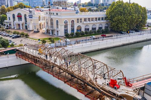 В Сочи установили очередной элемент декоративного ограждения моста «Волшебный лист»