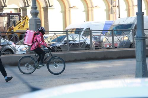 Ящик Пандоры: петербуржцы против курьеров-мигрантов и пунктов доставок в домах