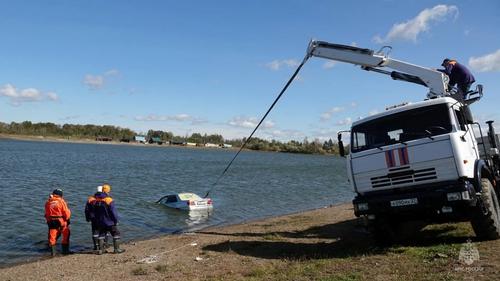 В Хабаровском крае автомобиль ушёл под воду, найден погибший водитель