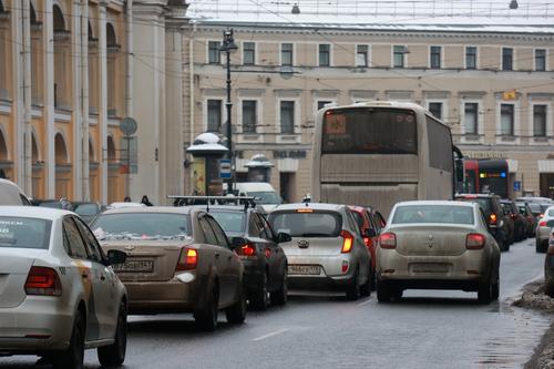 Госдума одобрила штрафы за опасные маневры на дороге