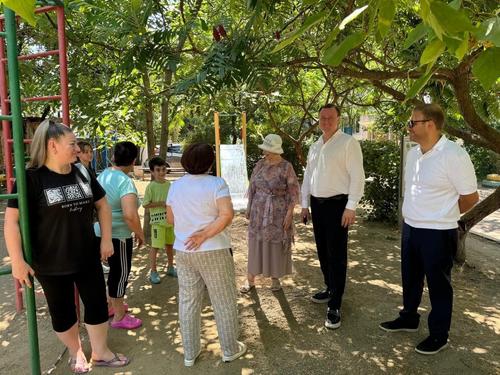 В Краснодаре продолжают благоустраивать детские площадки