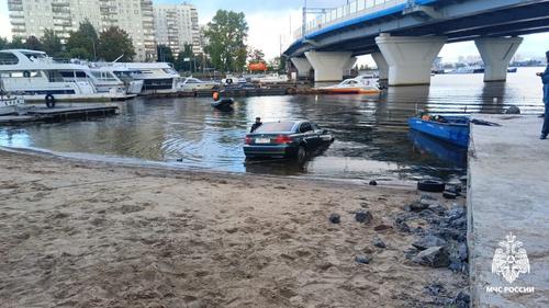 В Петербурге водолазы подняли иномарку из воды