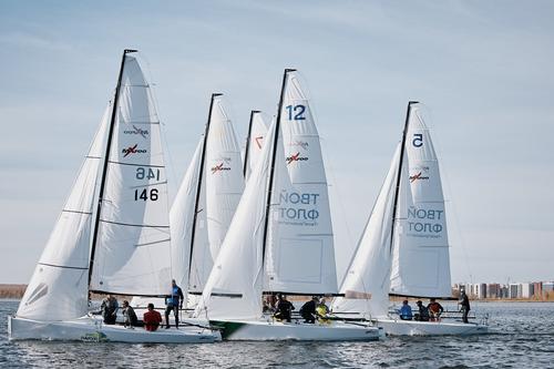 Десять впечатляющих гонок прошли на чемпионате по парусному спорту в Челябинске